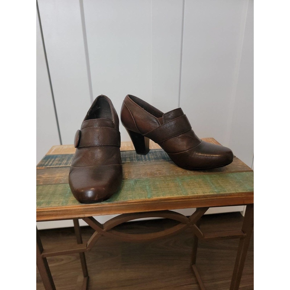 Clarks Bendables 7.5 Brown Leather Heeled Loafers W/ Button Accent